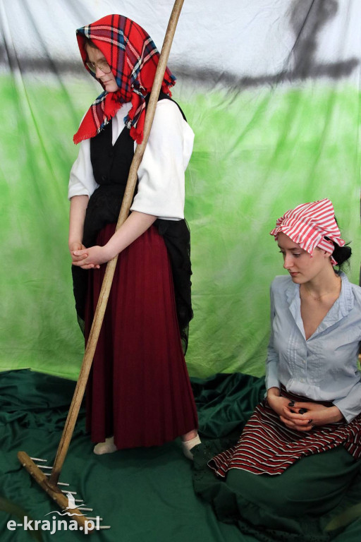 Sypniewo: Igraszki ze sztuką w ZSCKR - wystawa żywych obrazów 2