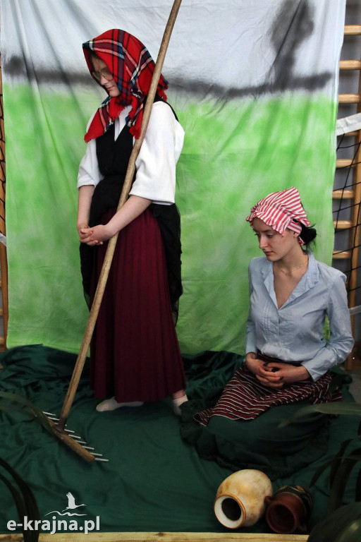 Sypniewo: Igraszki ze sztuką w ZSCKR - wystawa żywych obrazów 2