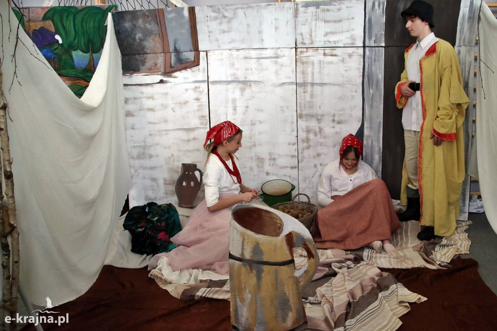 Sypniewo: Igraszki ze sztuką w ZSCKR - wystawa żywych obrazów 2