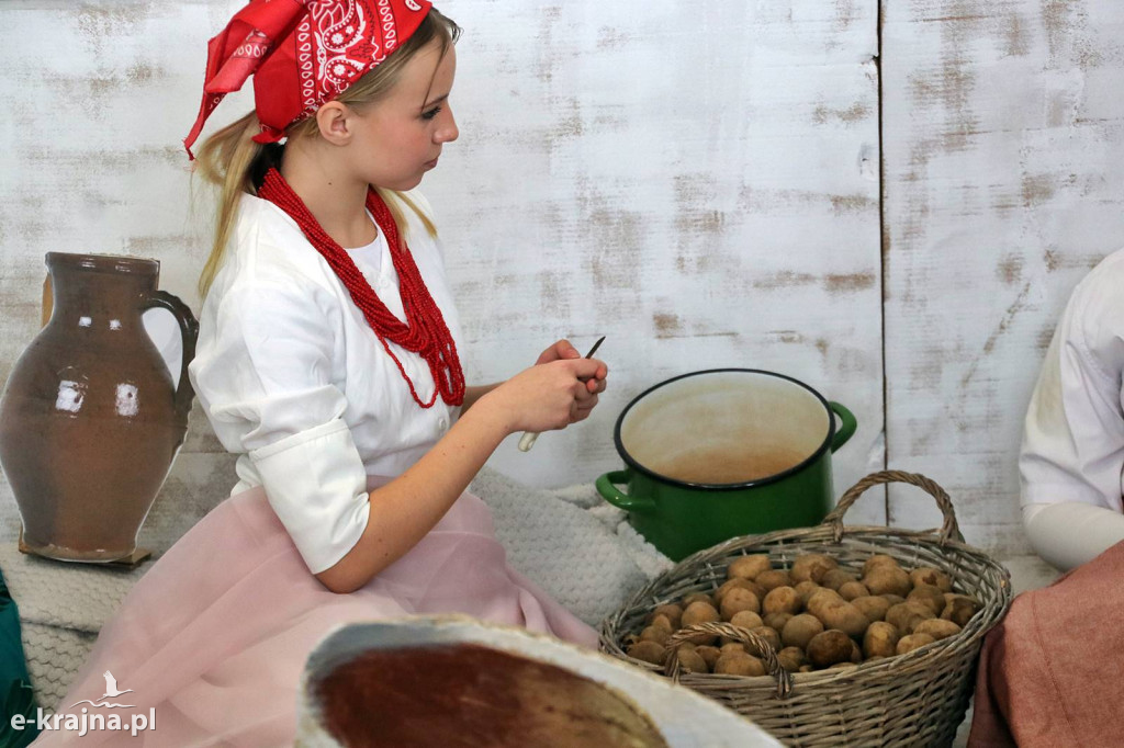 Sypniewo: Igraszki ze sztuką w ZSCKR - wystawa żywych obrazów 2