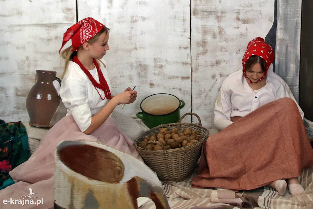 Sypniewo: Igraszki ze sztuką w ZSCKR - wystawa żywych obrazów 2