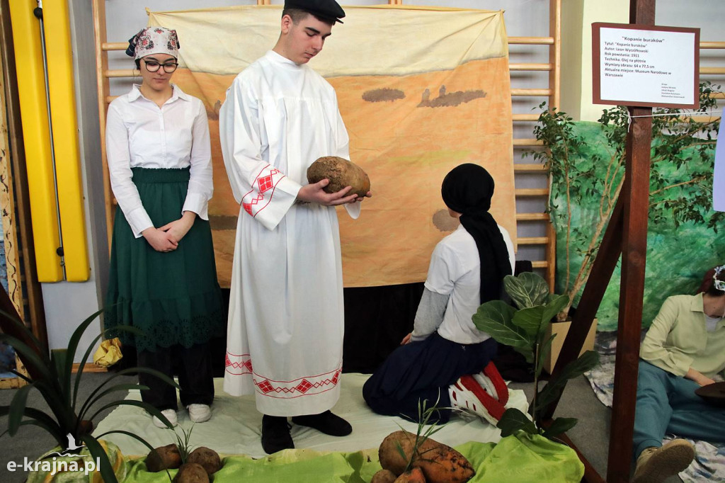 Sypniewo: Igraszki ze sztuką w ZSCKR - wystawa żywych obrazów 2