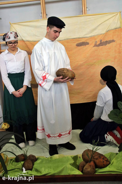 Sypniewo: Igraszki ze sztuką w ZSCKR - wystawa żywych obrazów 2