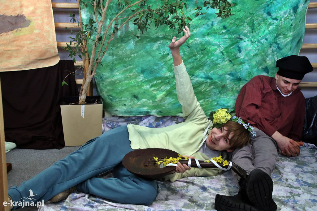 Sypniewo: Igraszki ze sztuką w ZSCKR - wystawa żywych obrazów 2