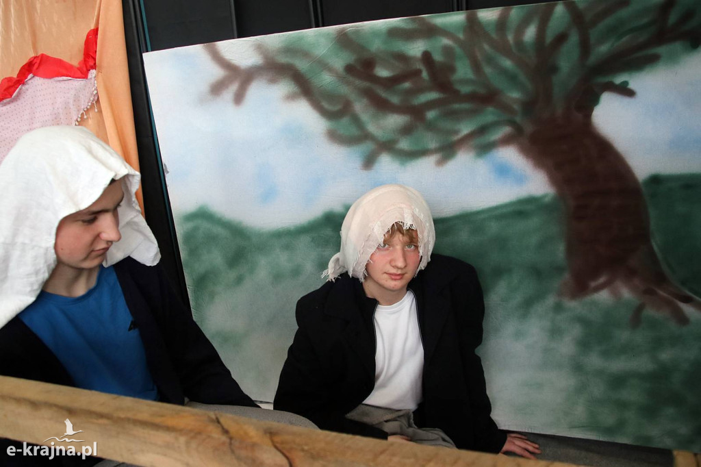 Sypniewo: Igraszki ze sztuką w ZSCKR - wystawa żywych obrazów 2