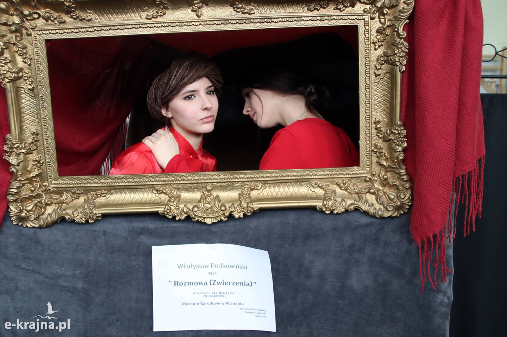 Sypniewo: Igraszki ze sztuką w ZSCKR - wystawa żywych obrazów 2