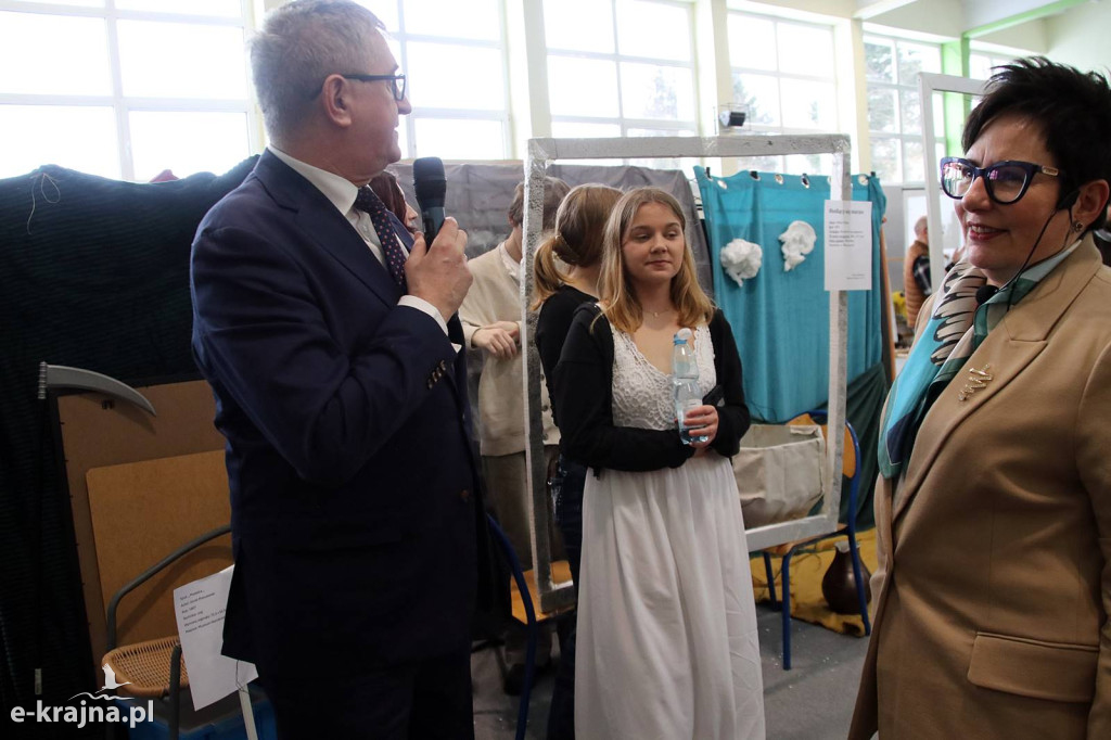 Sypniewo: Igraszki ze sztuką w ZSCKR - wystawa żywych obrazów 2