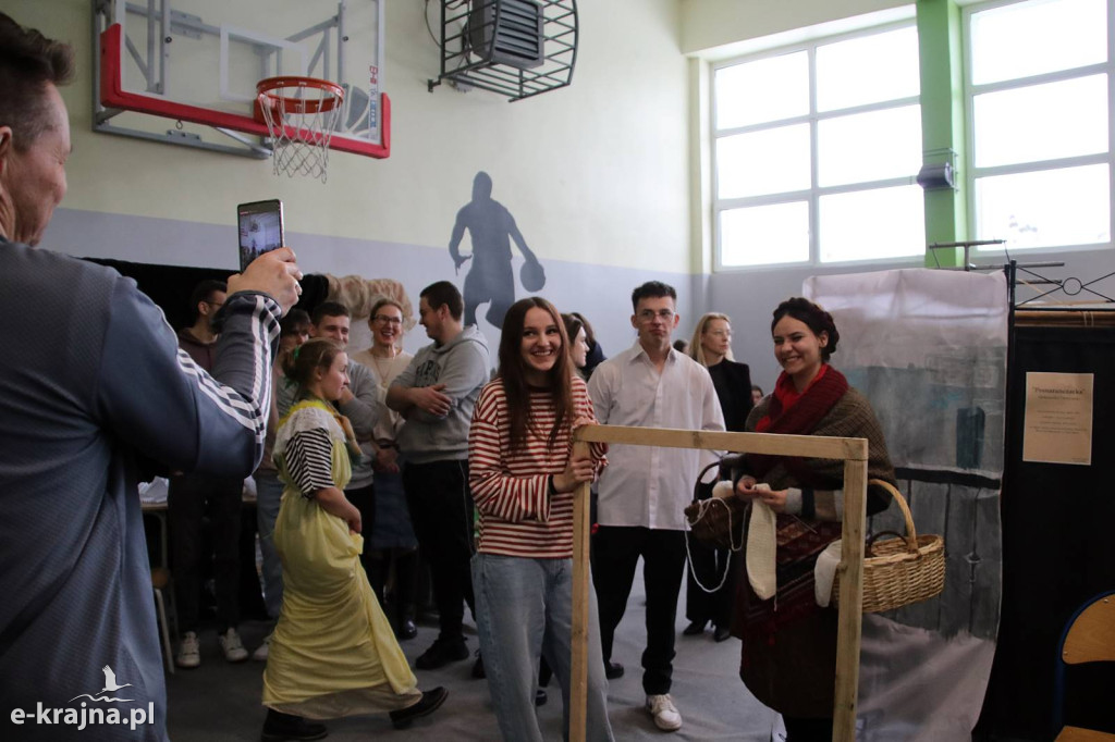 Sypniewo: Igraszki ze sztuką w ZSCKR - wystawa żywych obrazów 2