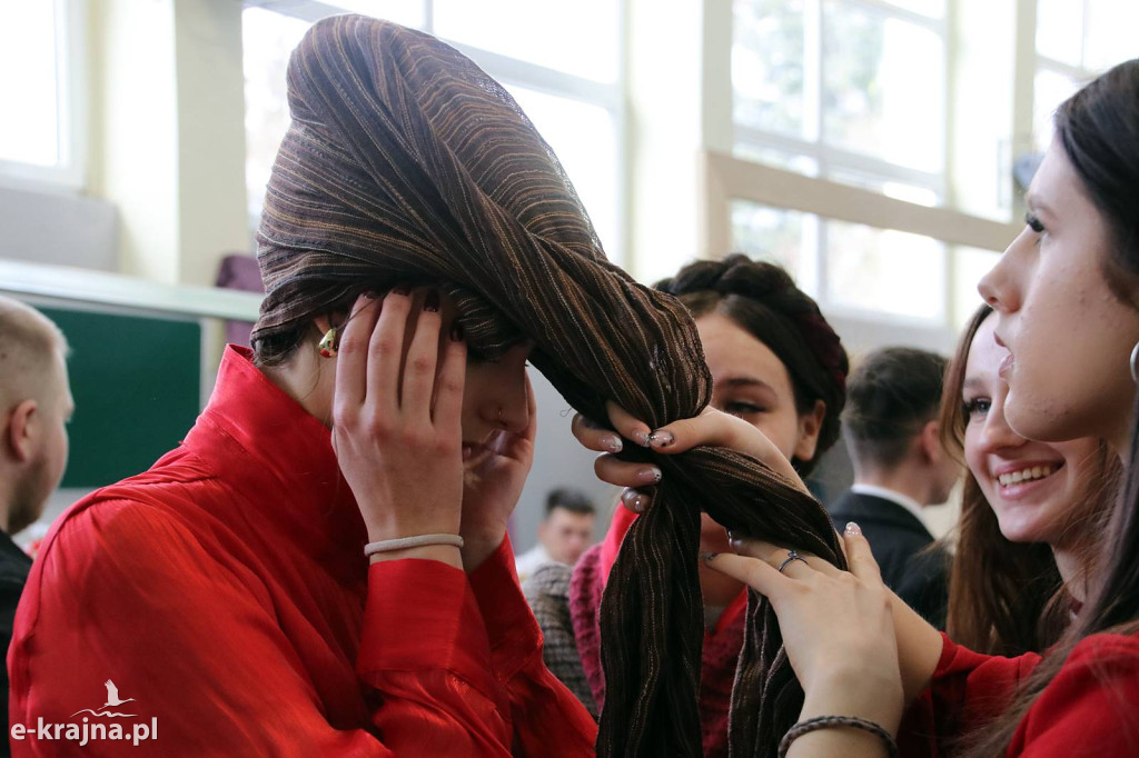 Sypniewo: Igraszki ze sztuką w ZSCKR - wystawa żywych obrazów 2