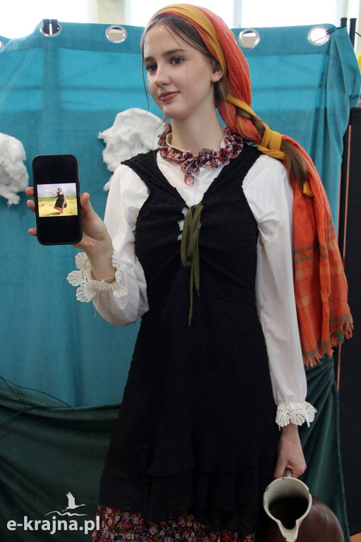 Sypniewo: Igraszki ze sztuką w ZSCKR - wystawa żywych obrazów 2