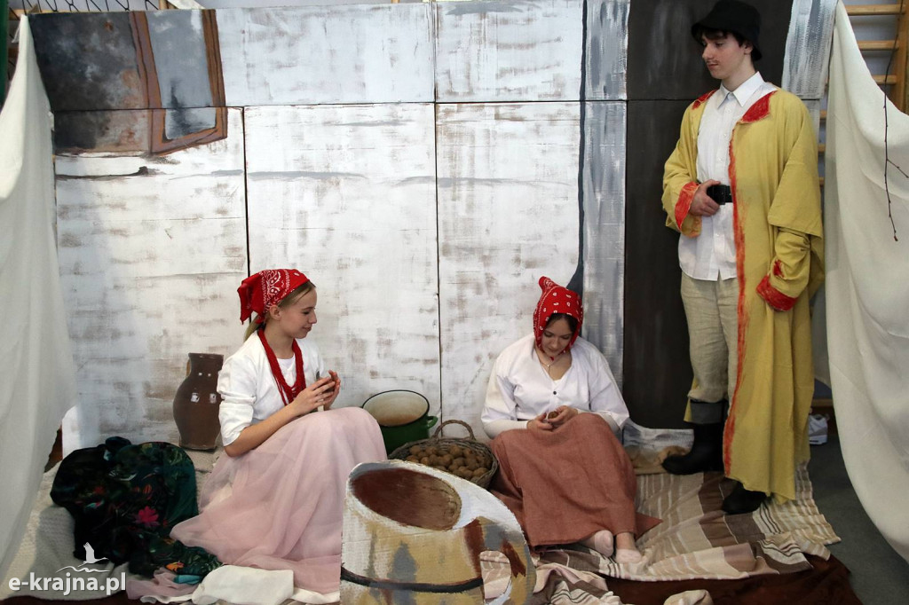 Sypniewo: Igraszki ze sztuką w ZSCKR - wystawa żywych obrazów 2