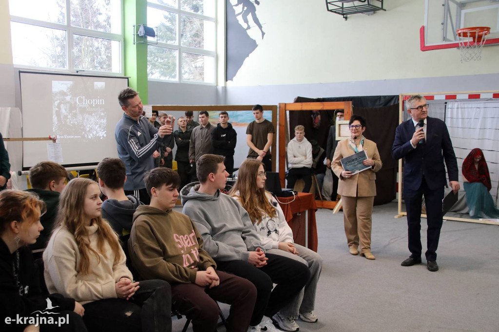 Sypniewo: Igraszki ze sztuką w ZSCKR - wystawa żywych obrazów 2