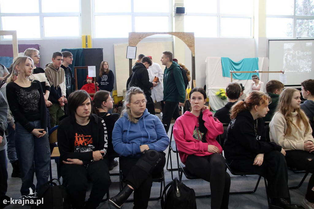 Sypniewo: Igraszki ze sztuką w ZSCKR - wystawa żywych obrazów 2