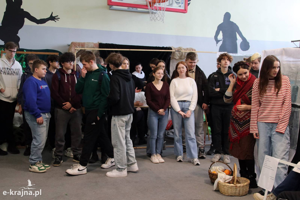 Sypniewo: Igraszki ze sztuką w ZSCKR - wystawa żywych obrazów 2