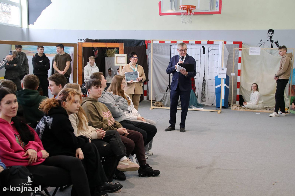 Sypniewo: Igraszki ze sztuką w ZSCKR - wystawa żywych obrazów 2