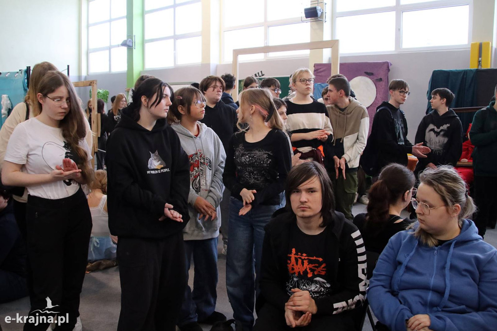 Sypniewo: Igraszki ze sztuką w ZSCKR - wystawa żywych obrazów 2