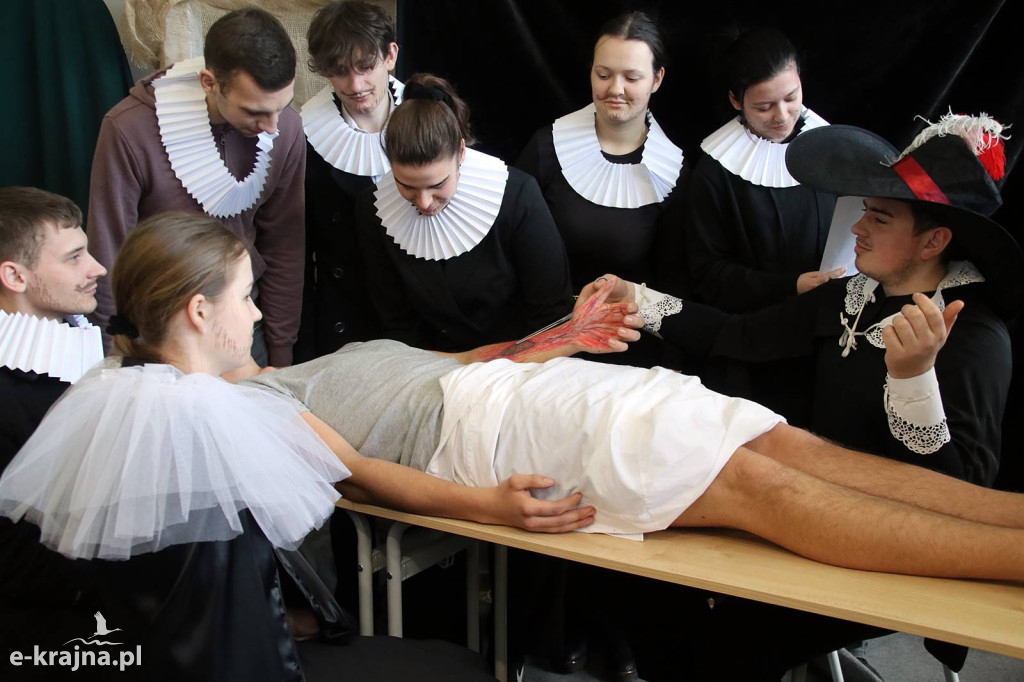 Sypniewo: Igraszki ze sztuką w ZSCKR - wystawa żywych obrazów 2