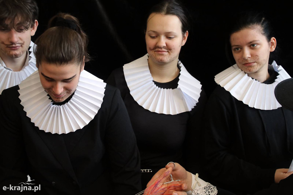 Sypniewo: Igraszki ze sztuką w ZSCKR - wystawa żywych obrazów 2