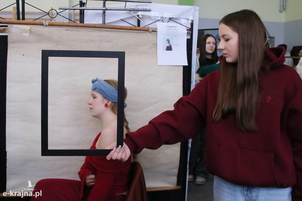 Sypniewo: Igraszki ze sztuką w ZSCKR - wystawa żywych obrazów 2