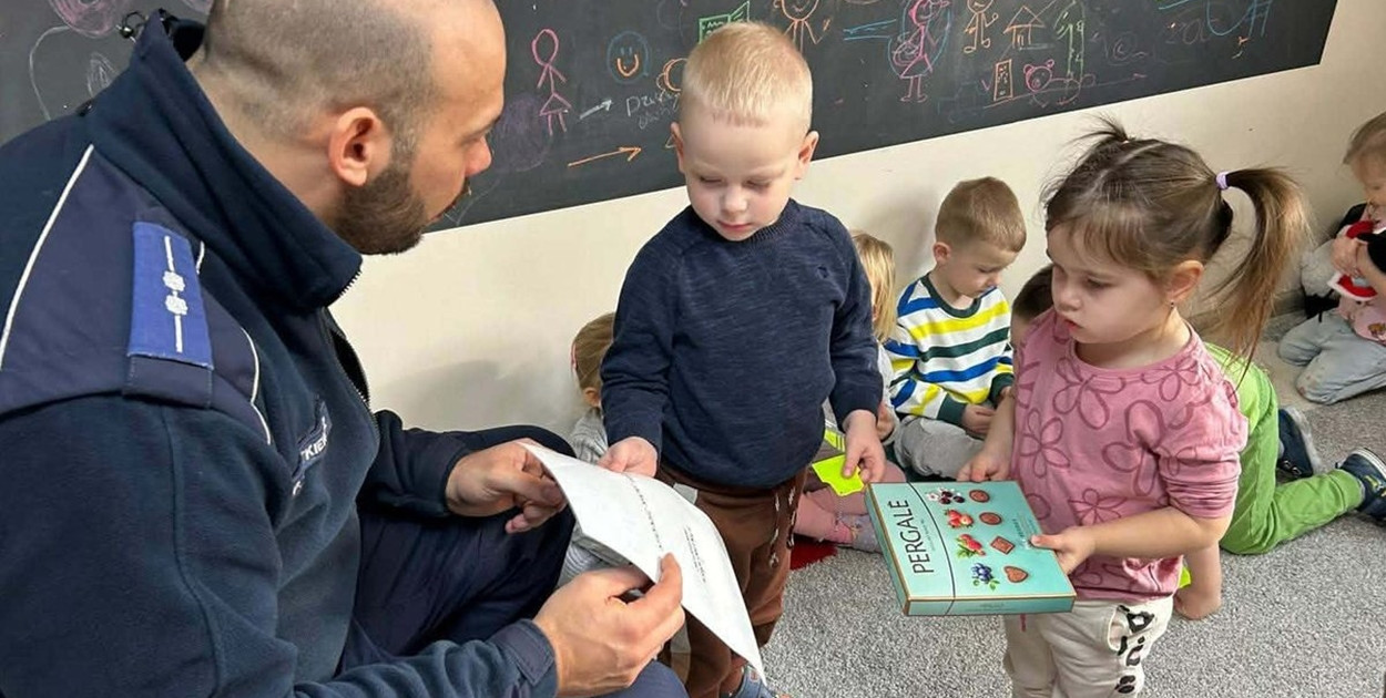 Nakło nad Notecią: Dzielnicowi spotkali się z przedszkolakami z Wesołej Piątki