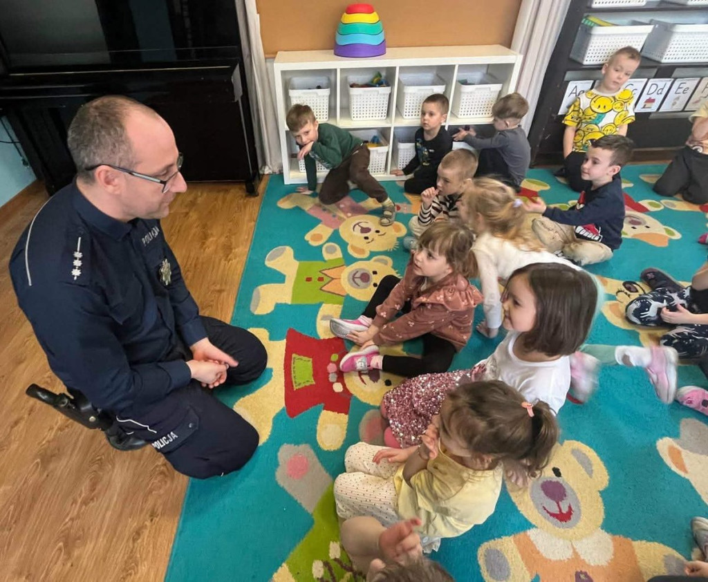 Nakło nad Notecią: Dzielnicowi spotkali się z przedszkolakami z Wesołej Piątki