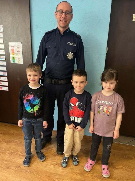 Nakło nad Notecią: Dzielnicowi spotkali się z przedszkolakami z Wesołej Piątki