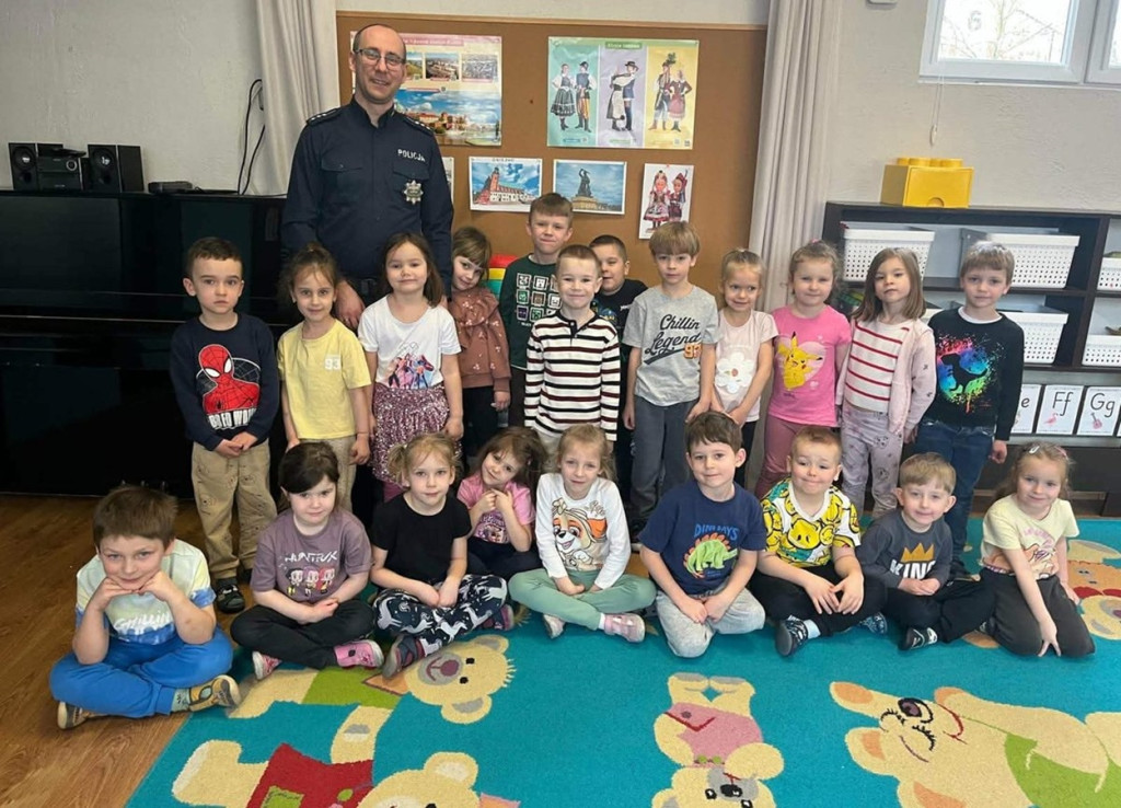 Nakło nad Notecią: Dzielnicowi spotkali się z przedszkolakami z Wesołej Piątki