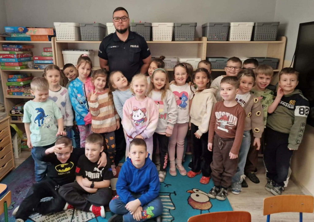 Nakło nad Notecią: Dzielnicowi spotkali się z przedszkolakami z Wesołej Piątki