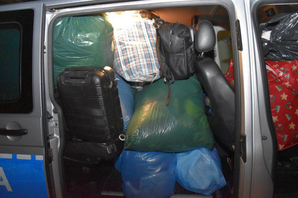 Człuchów: Kradły odzież w sklepach, w domu zabezpieczono 72 worki ubrań