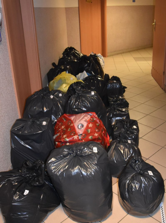 Człuchów: Kradły odzież w sklepach, w domu zabezpieczono 72 worki ubrań