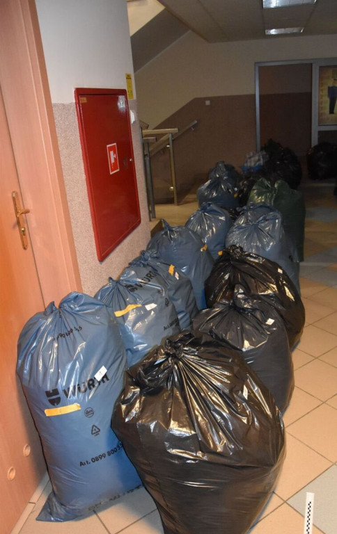 Człuchów: Kradły odzież w sklepach, w domu zabezpieczono 72 worki ubrań