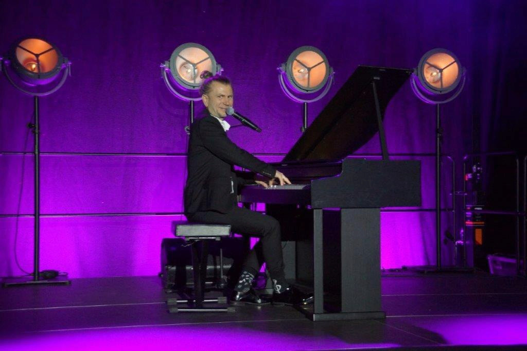 Dzień Kobiet w Mroczy z Adamem Snopkiem