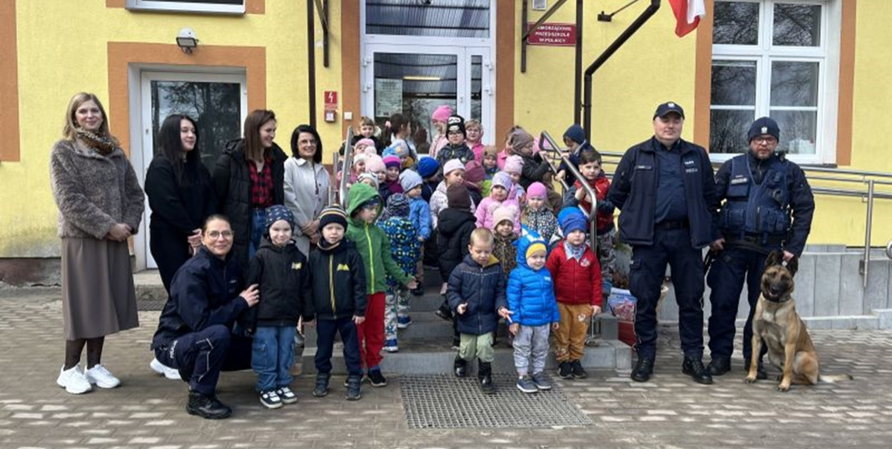 Gmina Człuchów: Dzielnicowy i przewodnik psa służbowego z wizytą u przedszkolaków w Polnicy