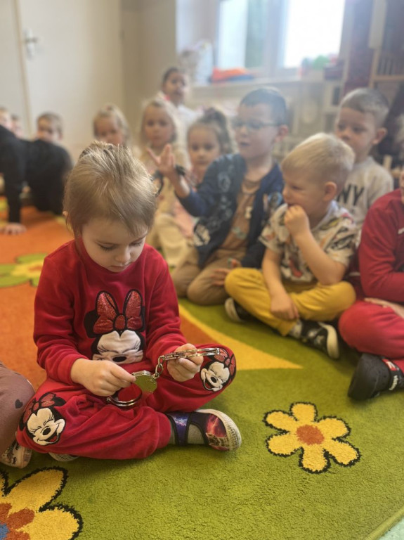 Gmina Człuchów: Dzielnicowy i przewodnik psa służbowego z wizytą u przedszkolaków w Polnicy