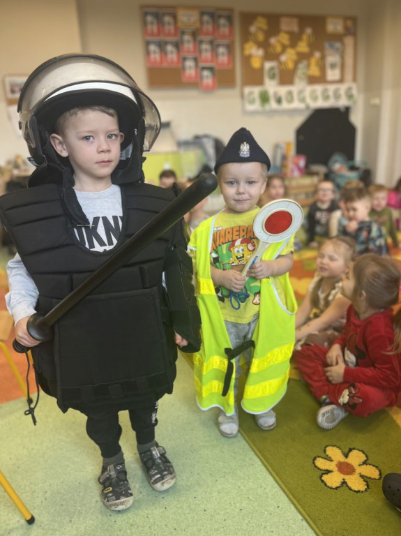 Gmina Człuchów: Dzielnicowy i przewodnik psa służbowego z wizytą u przedszkolaków w Polnicy