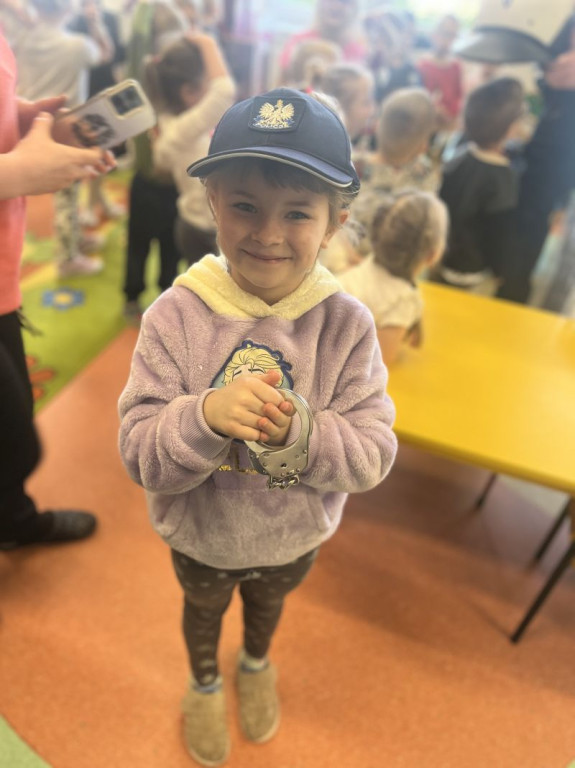 Gmina Człuchów: Dzielnicowy i przewodnik psa służbowego z wizytą u przedszkolaków w Polnicy