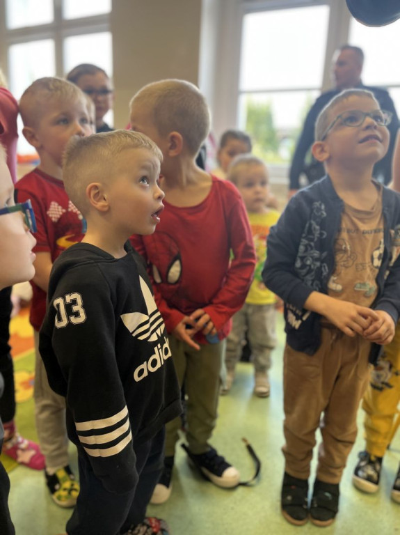 Gmina Człuchów: Dzielnicowy i przewodnik psa służbowego z wizytą u przedszkolaków w Polnicy