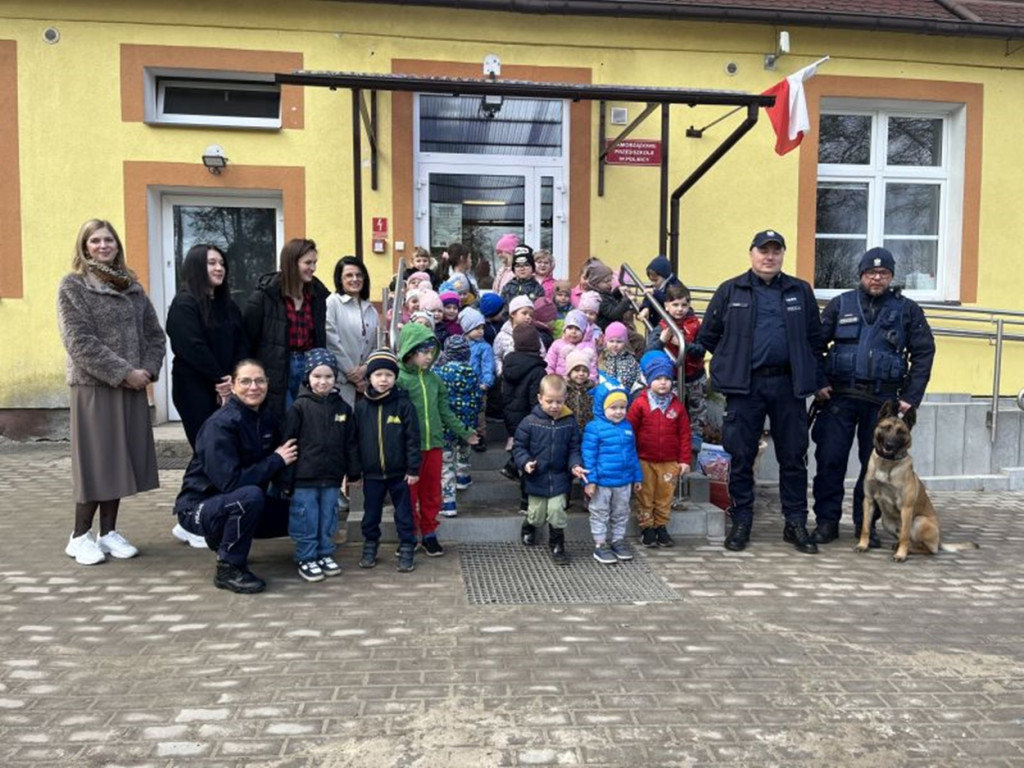 Gmina Człuchów: Dzielnicowy i przewodnik psa służbowego z wizytą u przedszkolaków w Polnicy