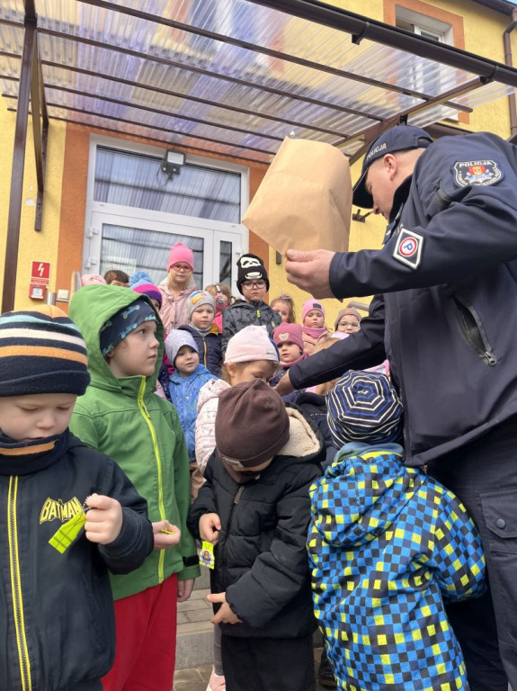 Gmina Człuchów: Dzielnicowy i przewodnik psa służbowego z wizytą u przedszkolaków w Polnicy