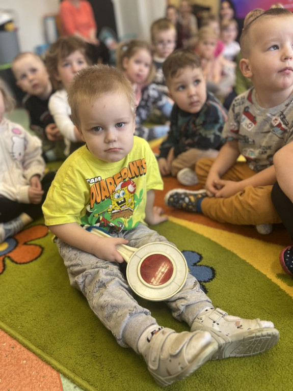 Gmina Człuchów: Dzielnicowy i przewodnik psa służbowego z wizytą u przedszkolaków w Polnicy