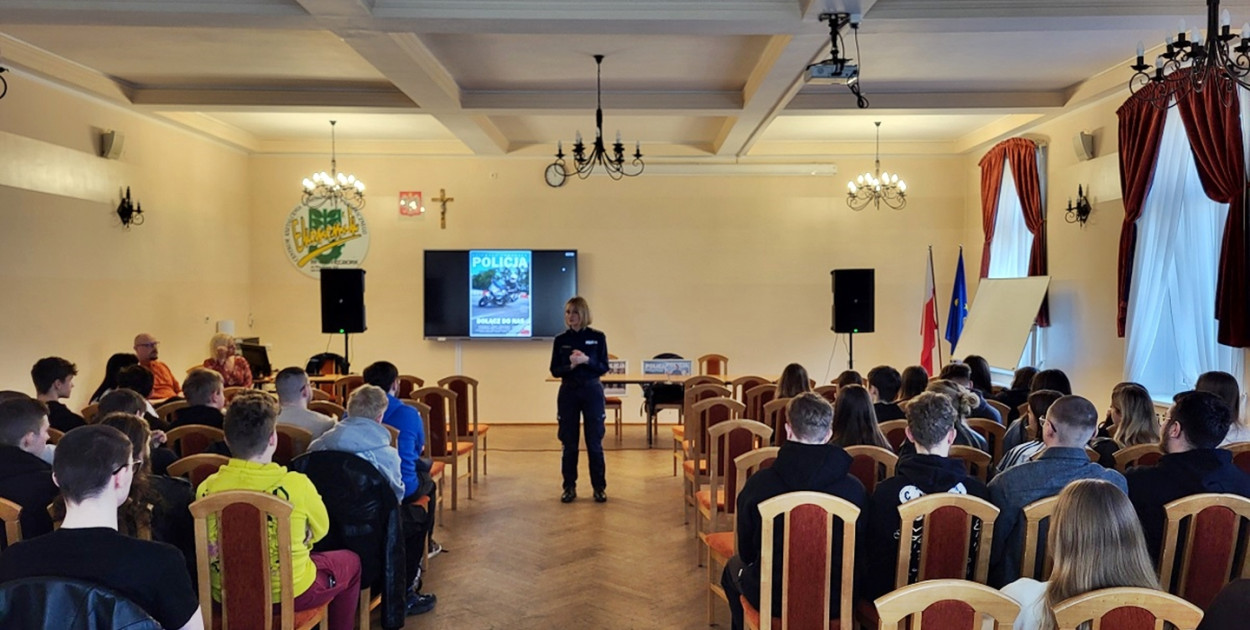 Sępólno / Więcbork: Policjantki zachęcały maturzystów do wstąpienia w szeregi Policji