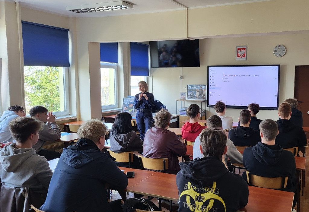 Sępólno / Więcbork: Policjantki zachęcały maturzystów do wstąpienia w szeregi Policji