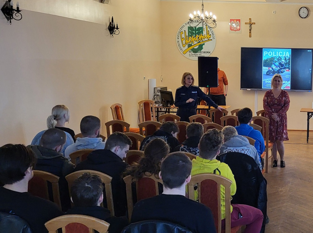 Sępólno / Więcbork: Policjantki zachęcały maturzystów do wstąpienia w szeregi Policji