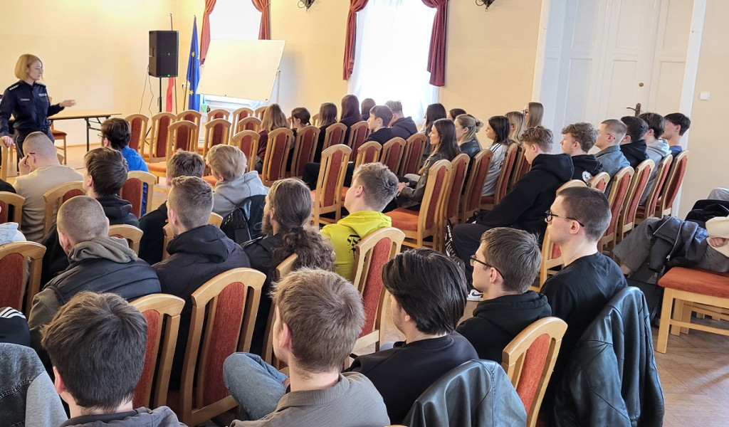 Sępólno / Więcbork: Policjantki zachęcały maturzystów do wstąpienia w szeregi Policji