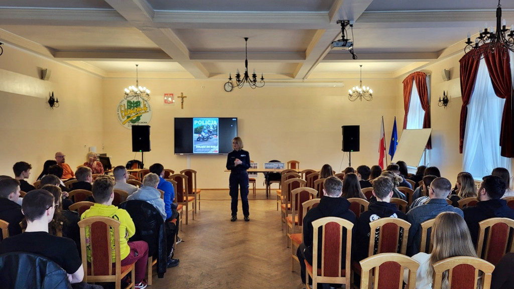 Sępólno / Więcbork: Policjantki zachęcały maturzystów do wstąpienia w szeregi Policji
