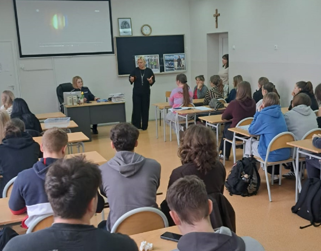 Sępólno / Więcbork: Policjantki zachęcały maturzystów do wstąpienia w szeregi Policji