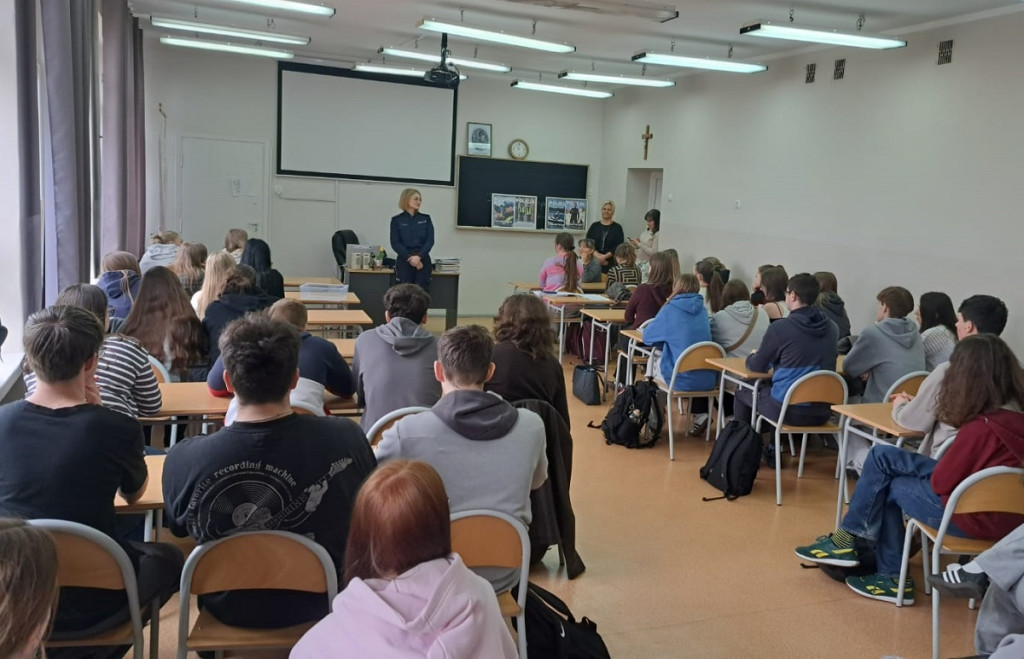 Sępólno / Więcbork: Policjantki zachęcały maturzystów do wstąpienia w szeregi Policji