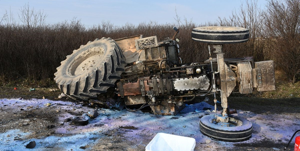 Groźny wypadek w Kujawsko-Pomorskim. Ciągnik rozpadł się na części [ZDJĘCIA]