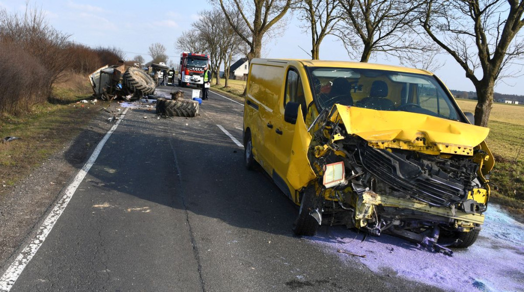 Groźny wypadek w Kujawsko-Pomorskim. Ciągnik rozpadł się na części [ZDJĘCIA]