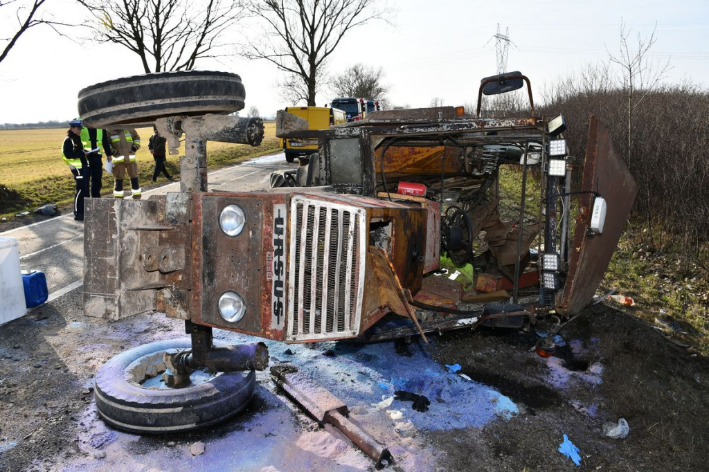 Groźny wypadek w Kujawsko-Pomorskim. Ciągnik rozpadł się na części [ZDJĘCIA]